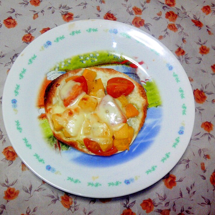 餃子の皮de柿とトマトのバジルソースピザ